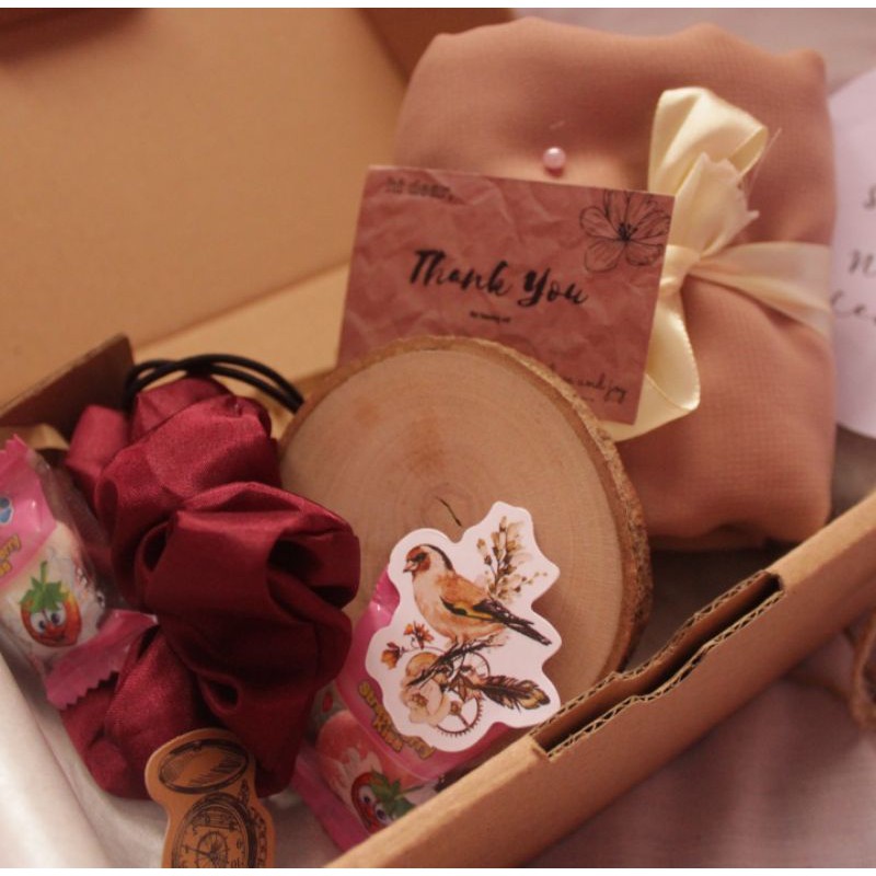 

GIFT BOX / KADO PACAR / KADO ULTAH / HAMPERS / JILBAB / KOTAK KADO / BOX KARDUS / PAKET HADIAH