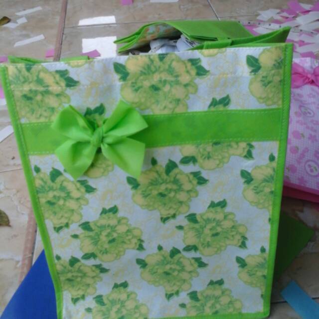 

Tas spunbond buat kardus nasi/roti 15*15