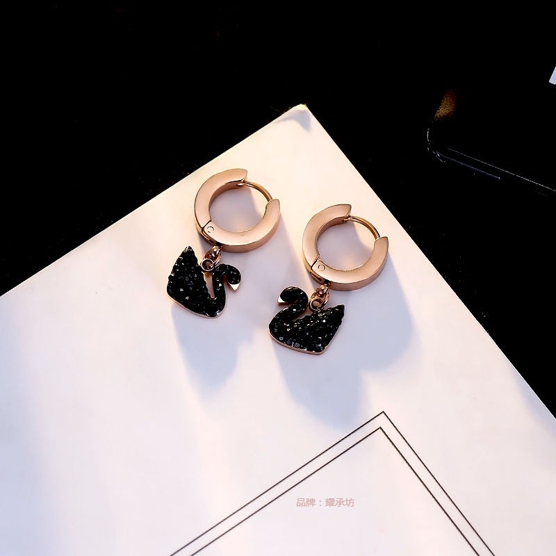 Anting Cewek Bahan Titanium Warna Rose Gold Liontin Angsa Anti Karat/Anting Style Ala Korea Kekinian