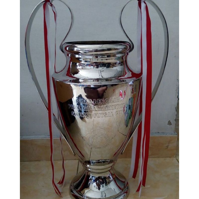 Trophy piala Champion Bergilir