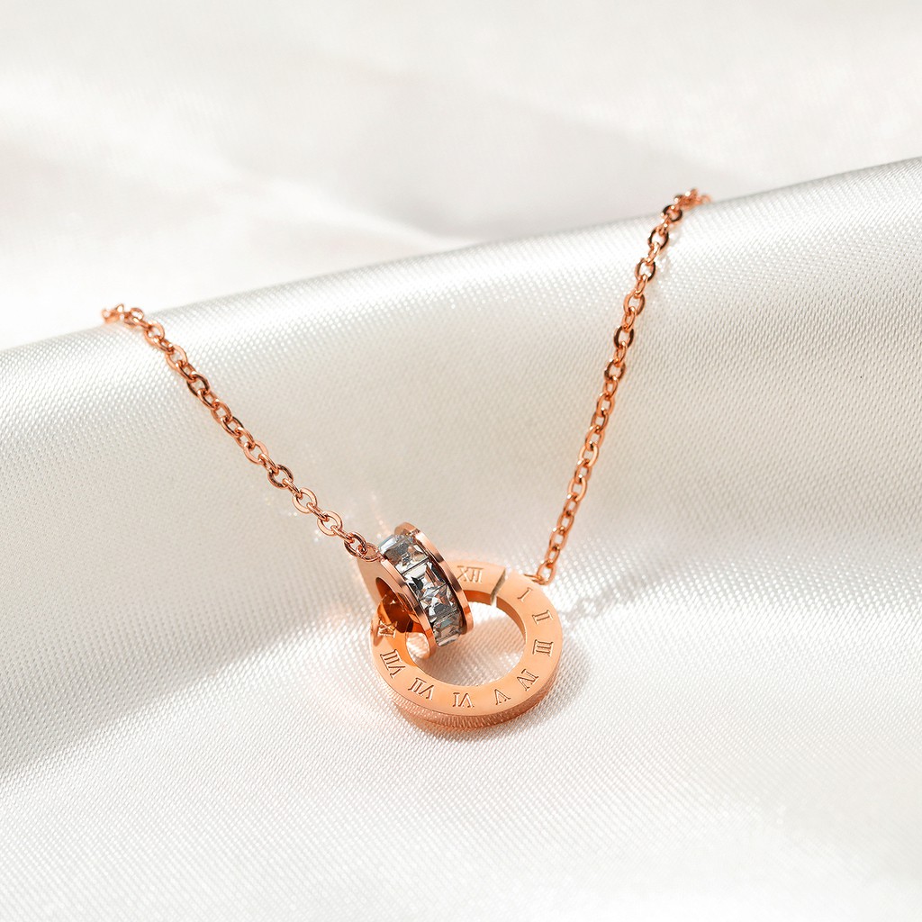 Kalung RoseGold Liontin Dobel dengan Ukiran Huruf Romawi dan Lingkaran Batu Permata