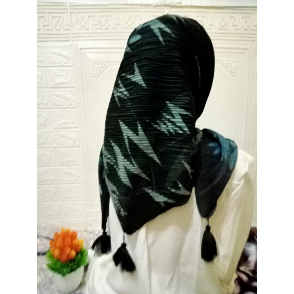 HIJAB/KERUDUNG SEGI EMPAT PLISKET MOTIF POM POM/JAMBUL/RANDOM-A3