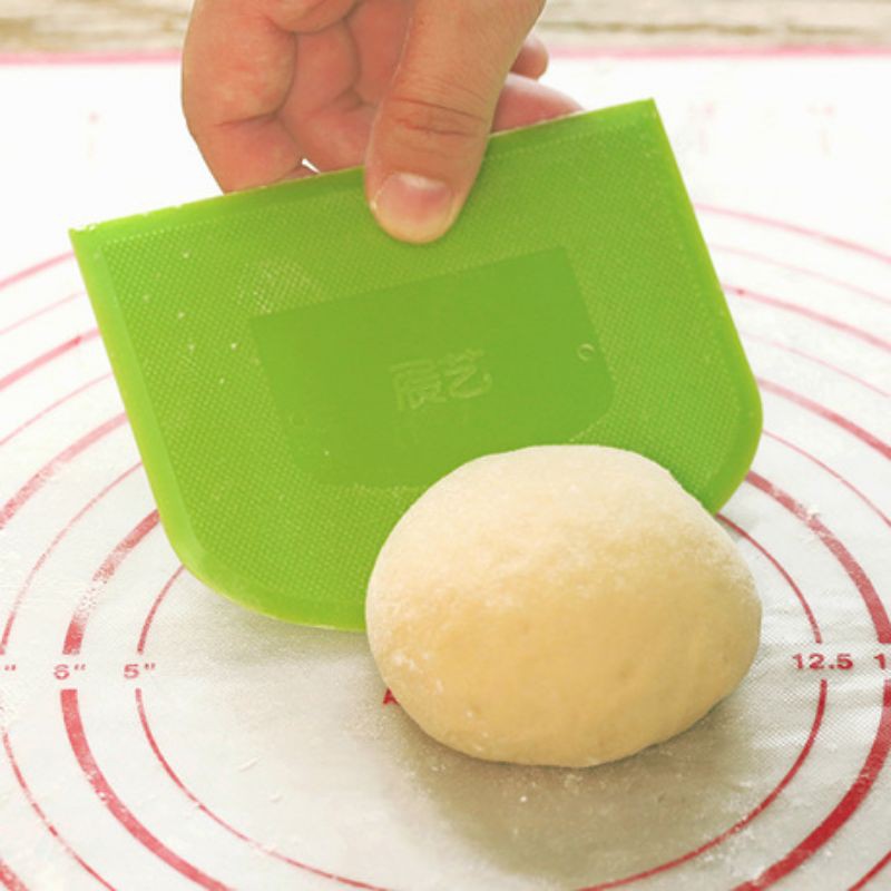 Zoe plastic dough cutter / alat potong adonan roti