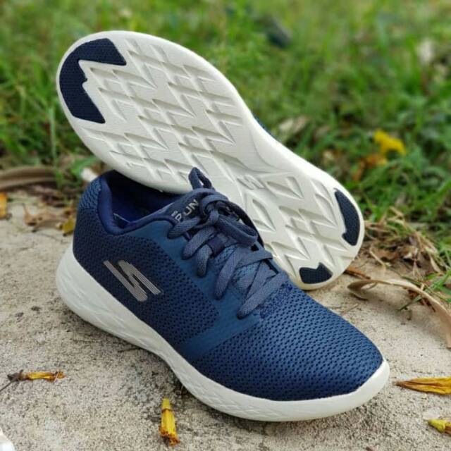 SEPATU SKECHERS MEN GO RUN 600 - REFINE