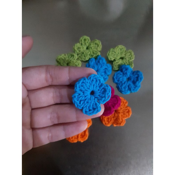 Aplikasi Bunga Rajut / Hiasan Bunga Rajut / Pernak Pernik Aksesoris Rajut / Hiasan Tempel