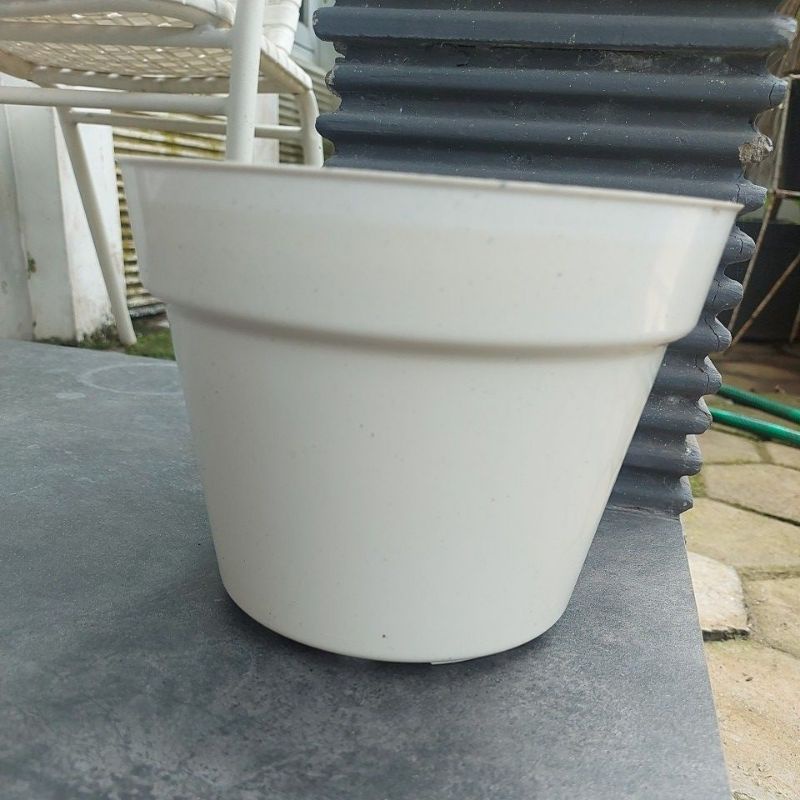 Pot Bunga GMP 20T Hitam Krem diameter 18 cm Jogja Pot Bunga Plastik Pot Tanaman hias Polos Bulat Yog