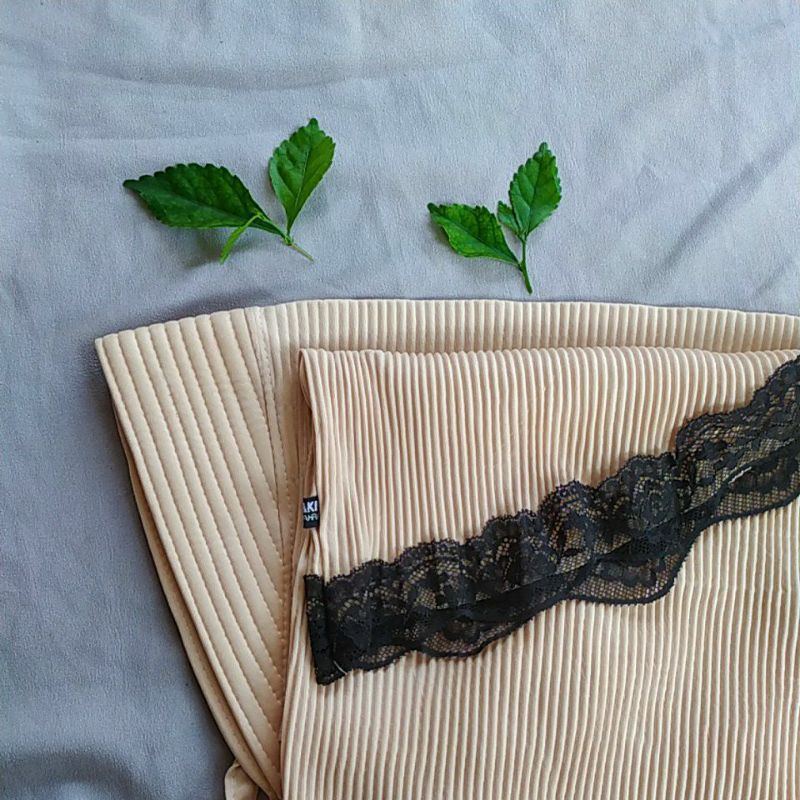 Hijab Kian Plisket Ped Kombinasi Renda Jilbab Instan Cantik Ukuran Sedang Khimar Jersey Terlaris-Krem