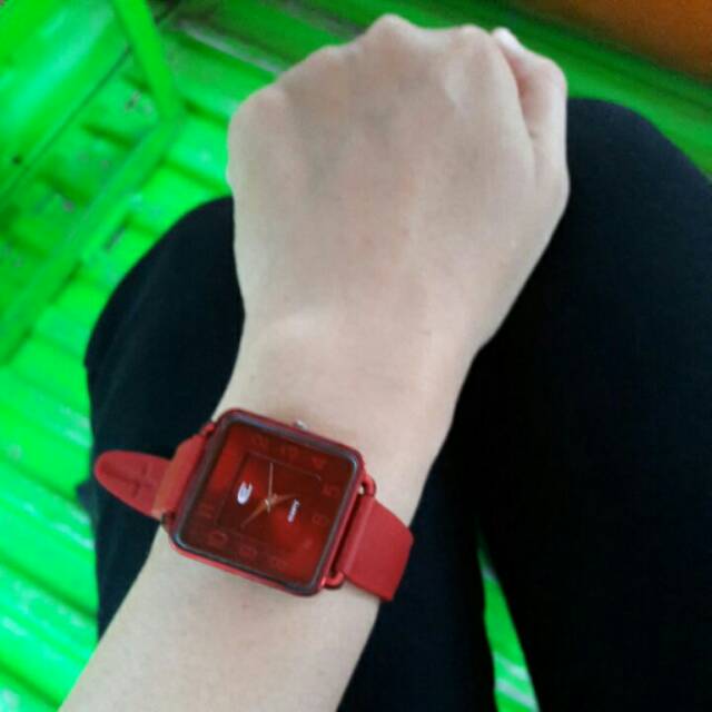 Jam tangan emsio merah