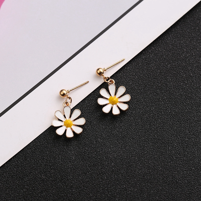 Anting Stud Desain Bunga Matahari Daisy Warna Kuning Putih Bahan Alloy Gaya Korea Untuk Wanita