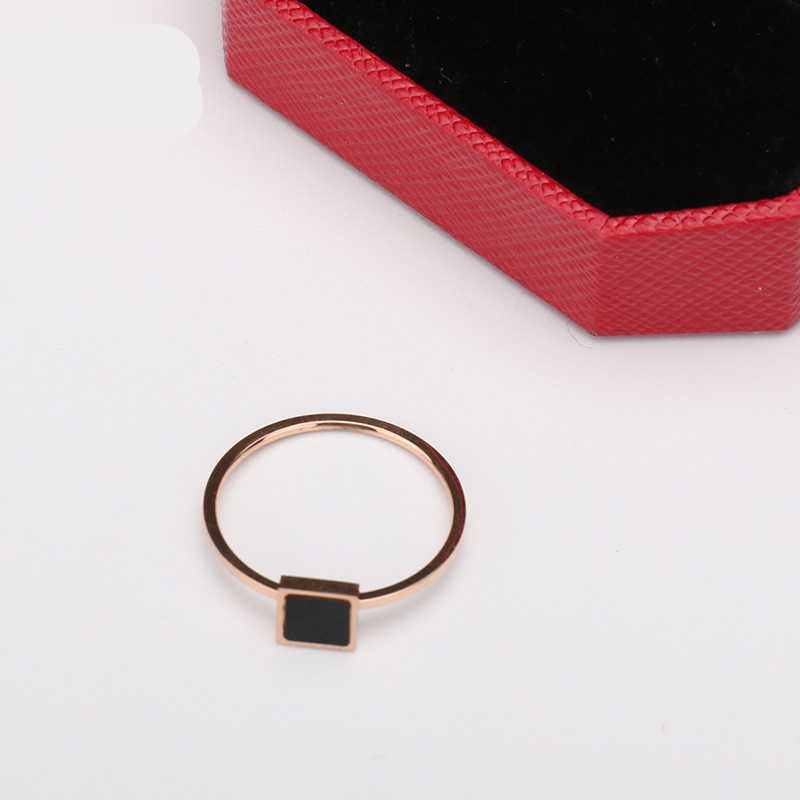 Cincin tipis hitam segi4 titanium Karet