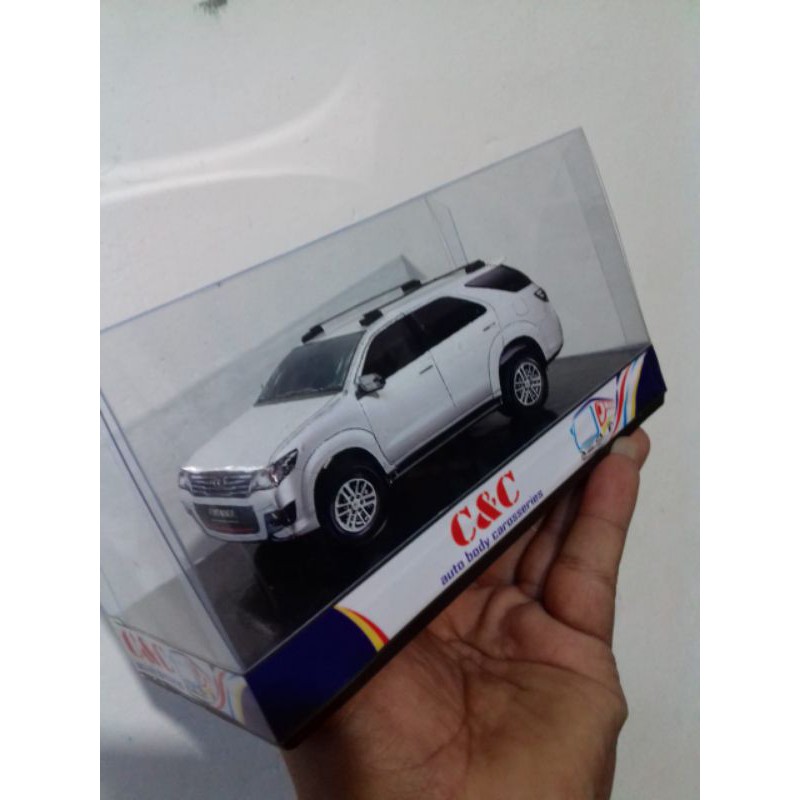 miniatur TOYOTA FORTUNER WHITE