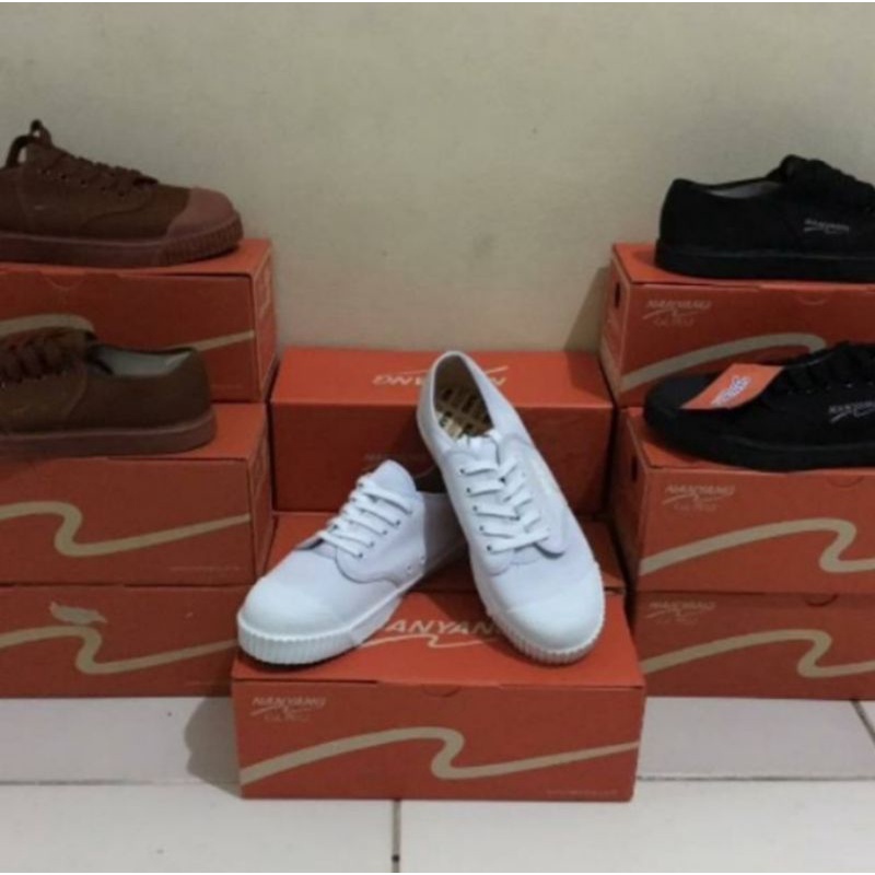 Sepatu Nanyang / Sepatu Takraw