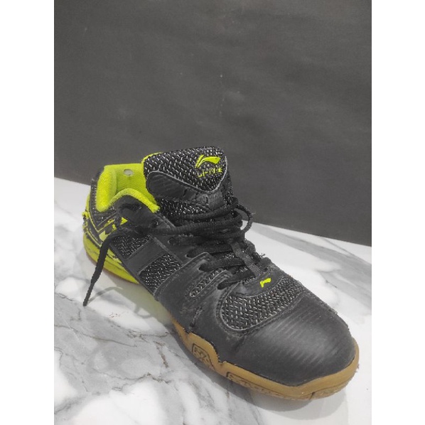 Sepatu Badminton bekas Lining size 42 (26cm)