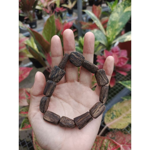 Gelang Gaharu Malinau Abstrak