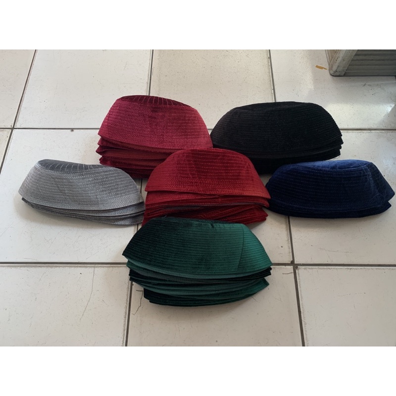 peci beludru bani hasyin warna hijau merah
