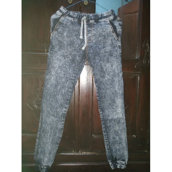 Celana Levis Wanita
