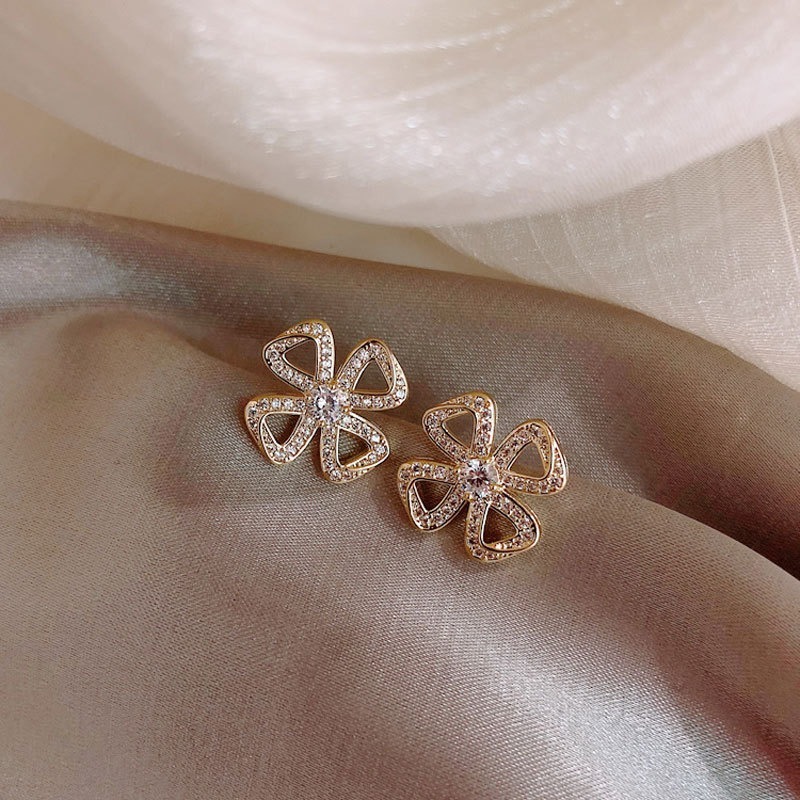 Anting Tusuk Lapis Emas 18k Desain Daun Clover Hias Berlian Imitasi Gaya Korea Untuk Wanita