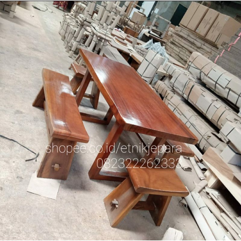 Meja makan kayu trembesi utuh tanpa sambungan 1 meja 4 kursi blok sandaran 2 stool 160x80-90×75