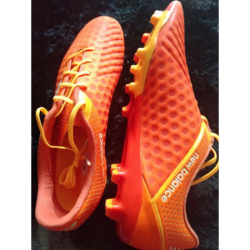 Sepatu Bola New Balance
