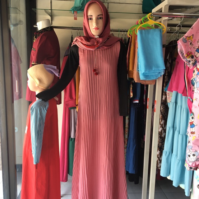 Gamis plisket tanpa lengan