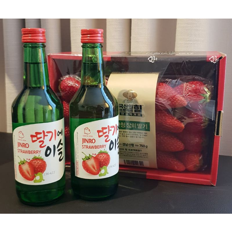 Soju Jinro Strawberry 360ml botol Chamisul Jinro Chamisul Strawberry  Soju import 360ml Soju Korea jinro Strawberry