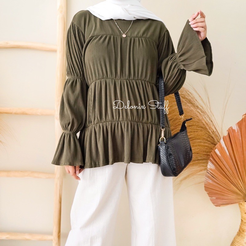 Silia pleats top