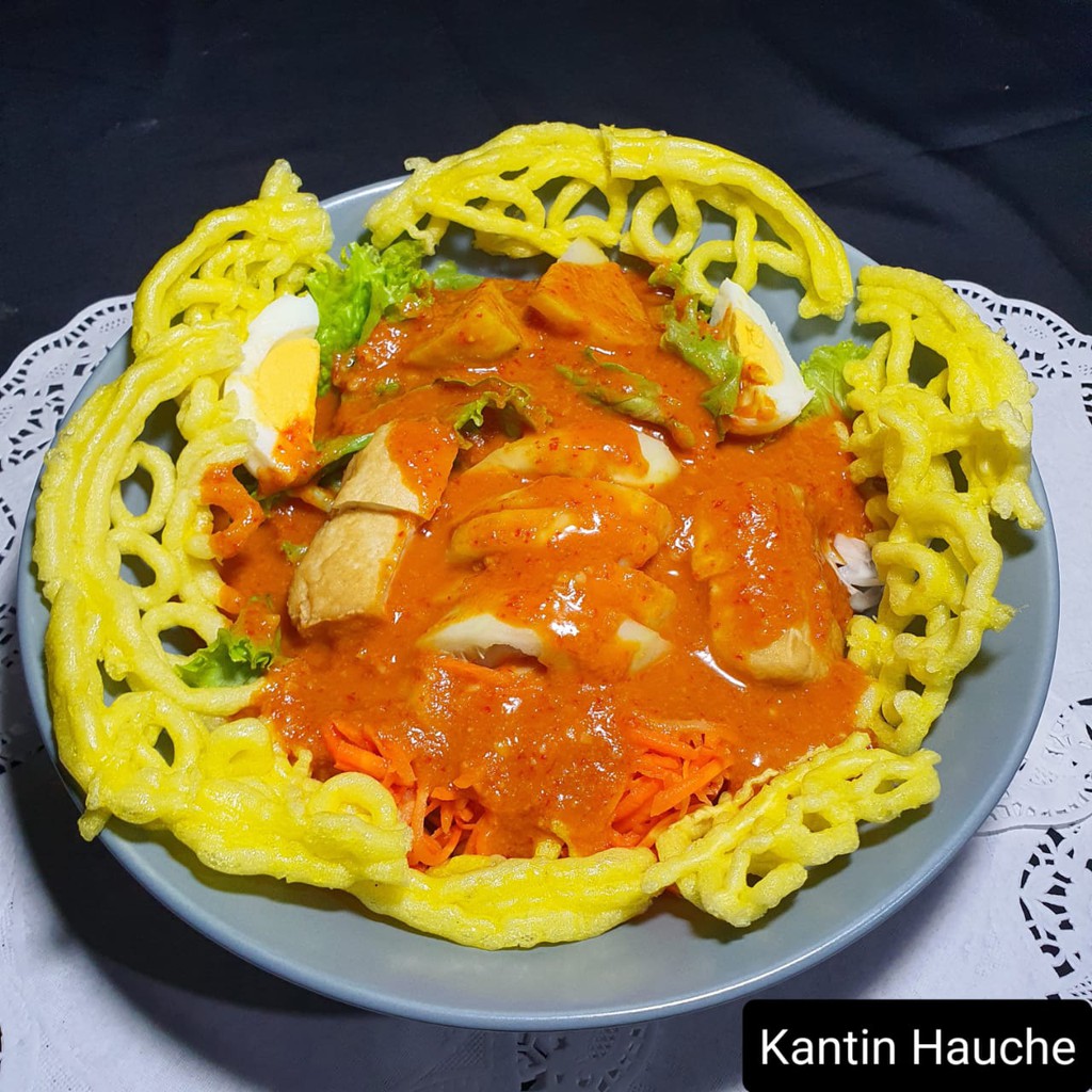 

Asinan sayur bumbu kacang ebi dengan kerupuk kuning