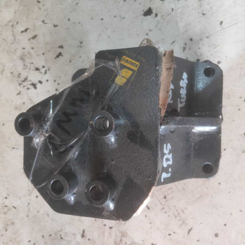 Bracket Kompressor Ac Isuzu Traga DENSO