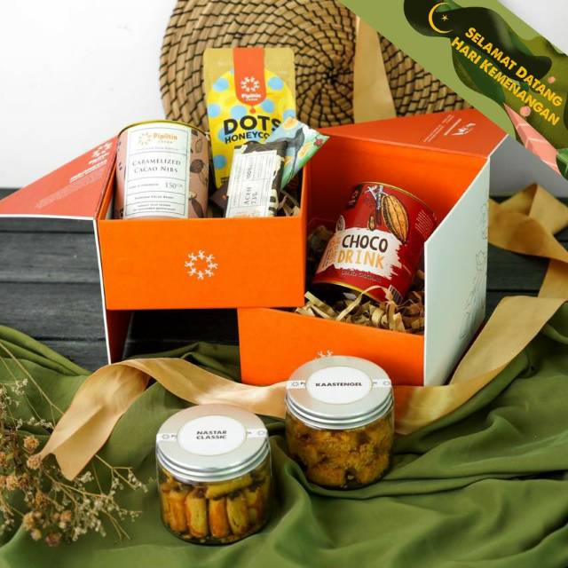 

Pipiltin Cocoa Hampers Ramadhan Gltz Cube (Kue Kering dan Cokelat)