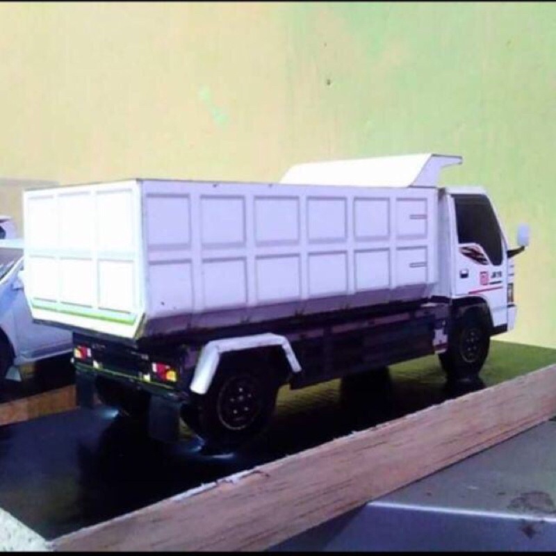 miniatur dump truk