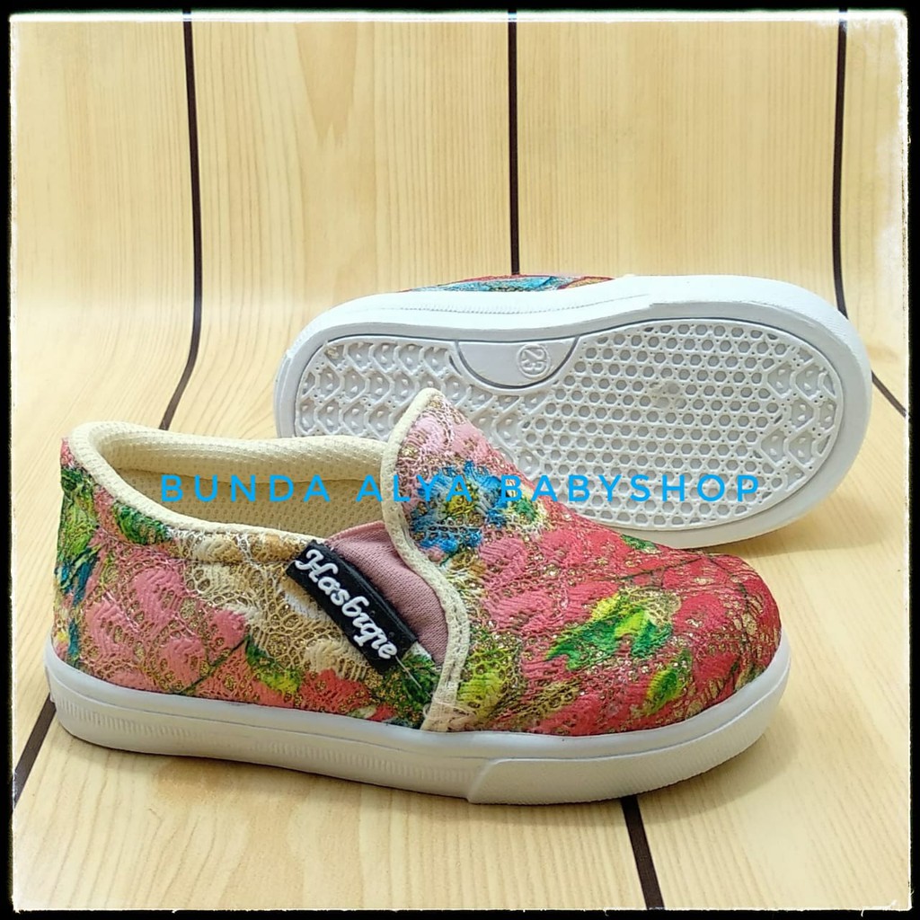 Sepatu Anak Perempuan Usia 3 4 Tahun Size 28 - 30  Slip On Bordir Bunga KREM - Sepatu Anak SALE