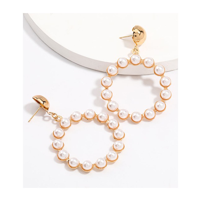 LRC Anting Tusuk Fashion Golden Round Alloy Earrings With Pearls K10058