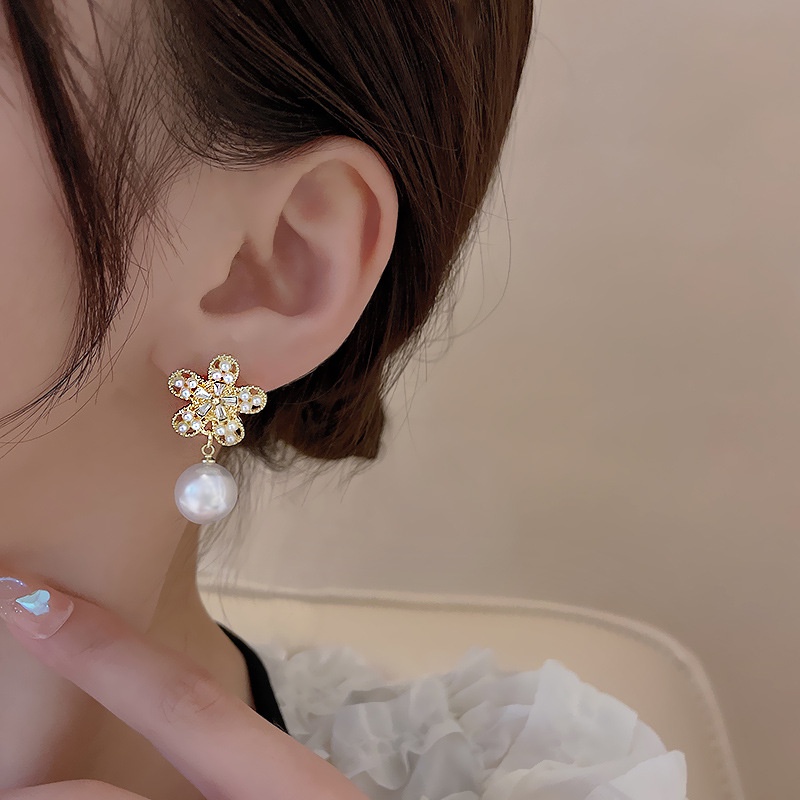 Anting Mutiara Besar Bentuk Bunga Gaya Vintage Untuk Wanita