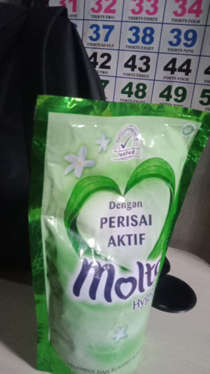 Molto Hygene Perisai Aktif Pelembut Dan Pewangi 720ml