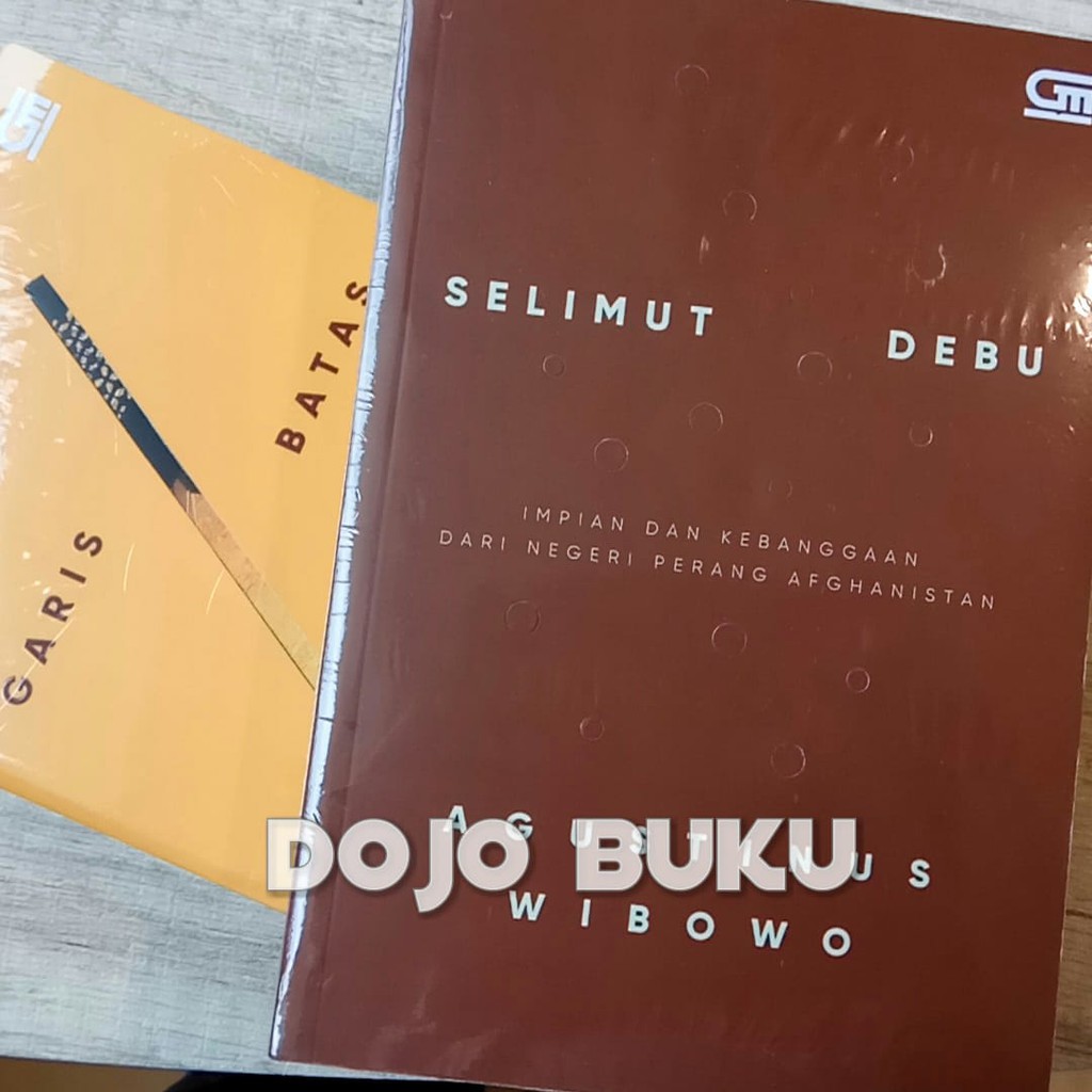 Paket Garis Batas + Selimut Debu (Cover Baru) by Agustinus Wibowo