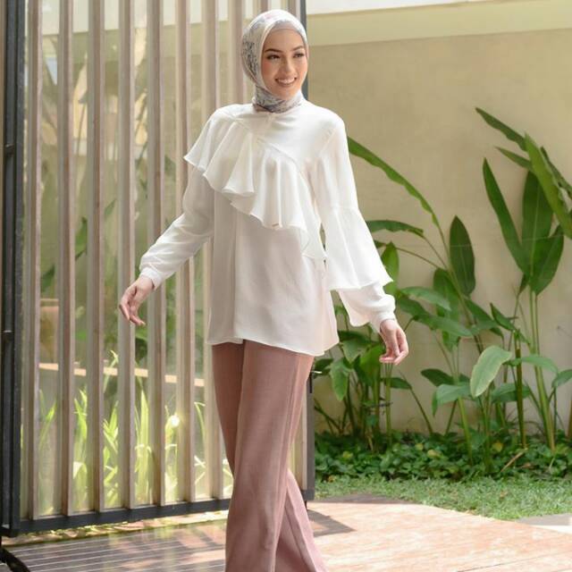 Claire Blouse in Off White size xs by Wearing Klamby