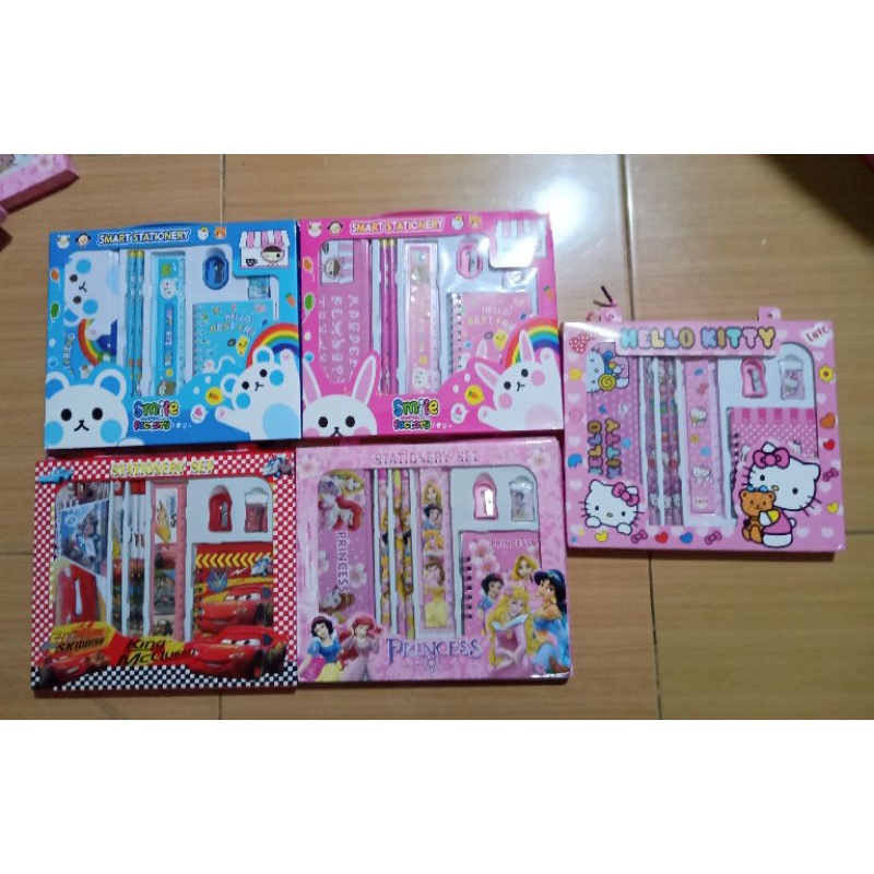 

Stationery Set/Satu Set Alat Tulis Lengkap (Pensil, Penghapus, Peruncing, Kotak Pensil, Penggaris dan Buku Notes Kecil)