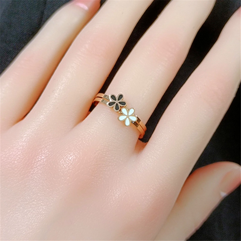 Cincin Jari Indeks Bunga Daisy 18k Titanium Baja Hitam dan Putih Kecil untuk Wanita