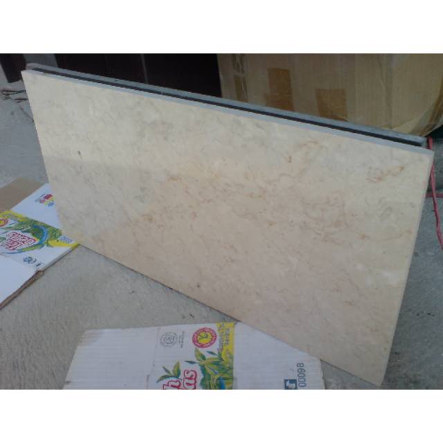 Lantai marmer putih 40x60cm khas Tulungagung