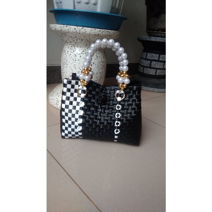 tas anyam jali handle mutiara