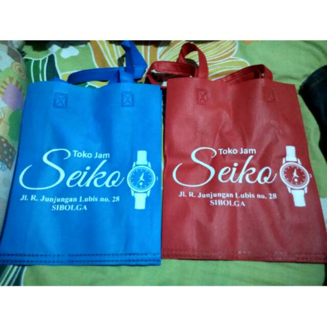 

Tas Goodie Bag Spunbond 25x20x8 Press Handle Lipat Samping Sablon