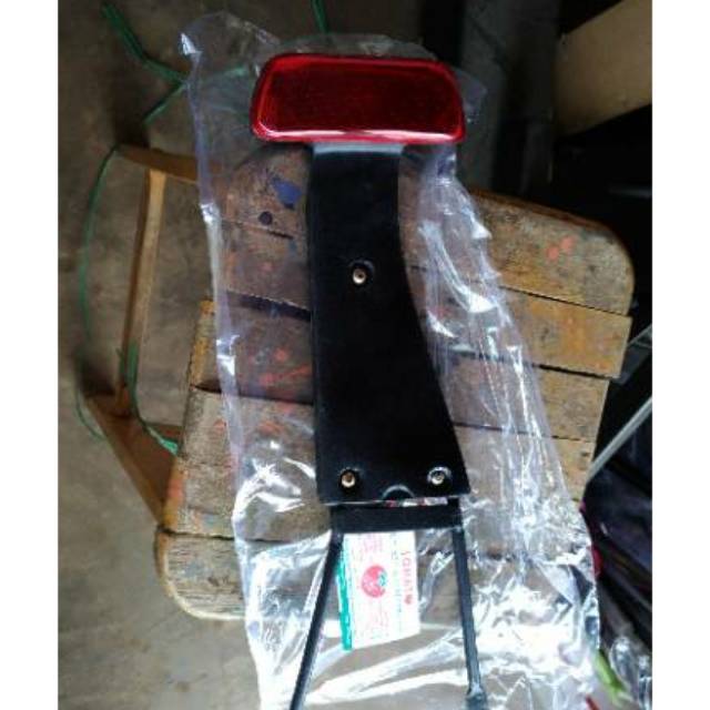 Lampu belakang katana didudukan ban serep