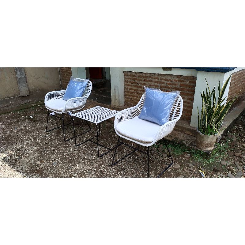 kursi tamu teras rotan kaki besi dudukan busa plus bantal peluk