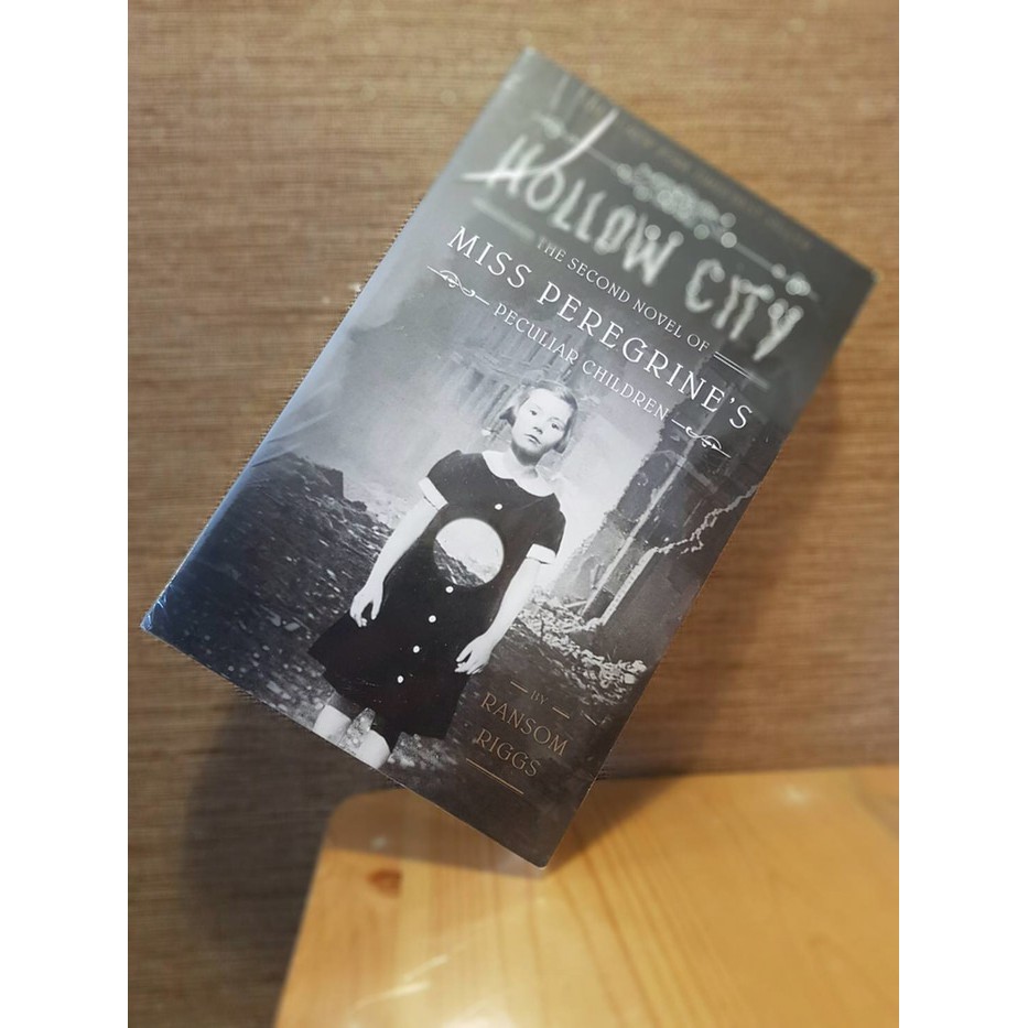 Hollow City: The Second Novel of Miss Peregrine's Peculiar Children