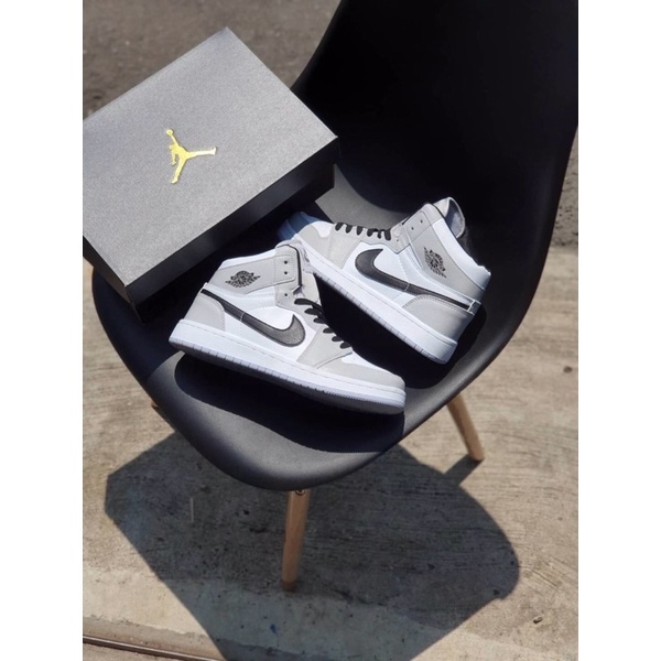 Nik e Air Jordan 1 High Light Smoke Grey