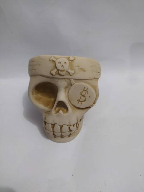 ASBAK ROKOK BENTUK TENGKORAK BAJAK LAUT UKURAN 10x8x9 cm BAHAN FIBERGLASS - DEKORASI RUMAH