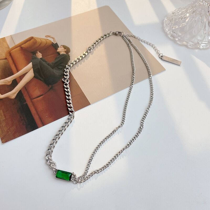 Kalung Rantai Liontin Batu Emerald Asimetris Bahan Titanium Steel Gaya Vintage Untuk Wanita