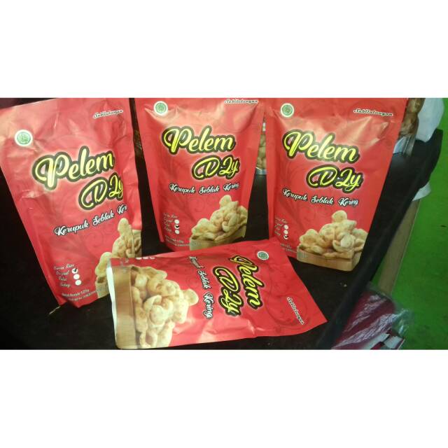 

kerupuk seblak kering bumbu kacang dengan varian 3 varian rasa .