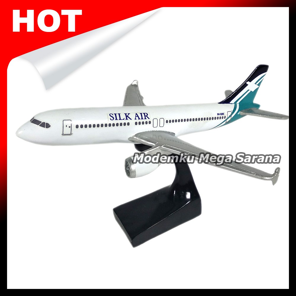 Miniatur Pesawat Terbang Silk Air 20x17x12cm - Fiber Glass [Packing Kayu]