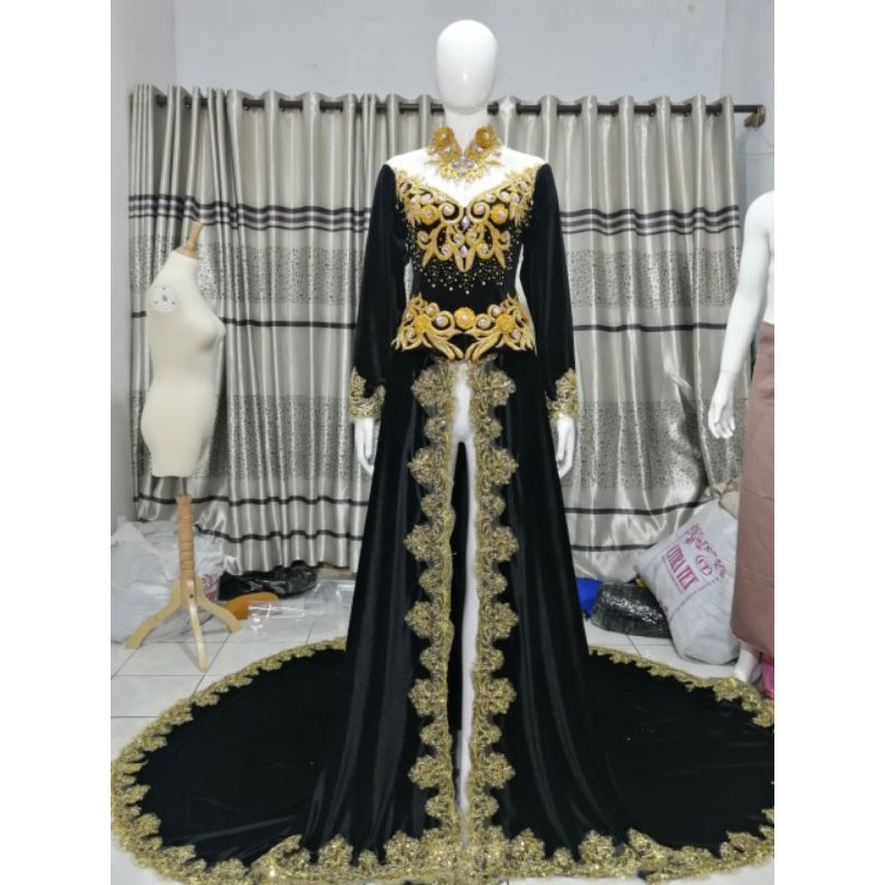 gaun pengantin ekor panjang